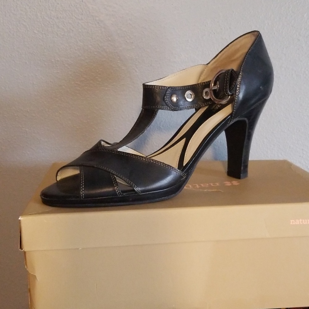 Naturalize Meander Black Sandles